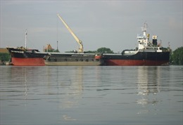 Tàu Việt Nam bị lật trên sông Yangon 